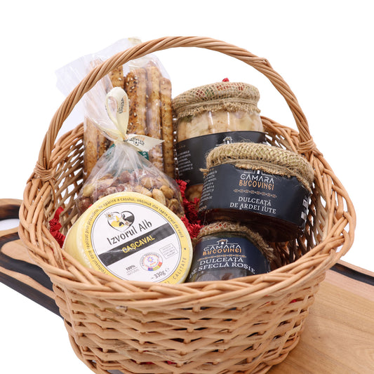 Coș tradițional bucovinean cu cașcaval, dulcețuri și conopidă murată – Cămara Bucovinei