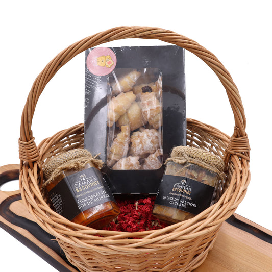 Coș tradițional bucovinean cu gogoșari, salată de gălbiori și cornulețe cu magiun – Cămara Bucovinei