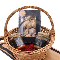 Coș tradițional bucovinean cu gogoșari, salată de gălbiori și cornulețe cu magiun – Cămara Bucovinei