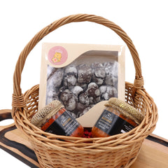 Coș tradițional bucovinean cu zacuscă de ghebe, pastă de ardei și biscuiți pufoși – Camara Bucovinei