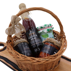 Coș tradițional bucovinean cu sirop de brad, șerbet de mentă și zacuscă de gălbiori – Camara Bucovinei