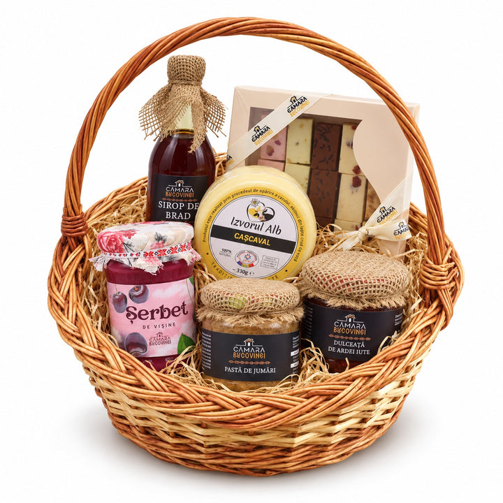 Coș de Crăciun Cămara Bucovinei cu ciocolată de casă, sirop de brad, cașcaval Izvorul Alb, șerbet de vișine, pastă de jumări și dulceață de ardei iute